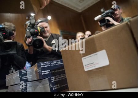Des copies de président américain Barack Obama, le budget de l'exercice 2016 sont à boîte ouverte dans le Comité du budget du Sénat à la Chambre le Capitole le 2 février 2015 à Washington, D.C. les 4 billions de dollars de budget, doté d''un programme de travaux publics, une taxe sur les bénéfices conservés par les sociétés d'outre-mer, des crédits d'impôt pour la classe moyenne et une augmentation de salaire de 1,3 pour cent pour les employés du gouvernement fédéral et l'armée. Photo par Pete Marovich/UPI Banque D'Images