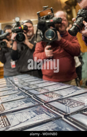 Des copies de président américain Barack Obama, le budget de l'exercice 2016 sont à boîte ouverte dans le Comité du budget du Sénat à la Chambre le Capitole le 2 février 2015 à Washington, D.C. les 4 billions de dollars de budget, doté d''un programme de travaux publics, une taxe sur les bénéfices conservés par les sociétés d'outre-mer, des crédits d'impôt pour la classe moyenne et une augmentation de salaire de 1,3 pour cent pour les employés du gouvernement fédéral et l'armée. Photo par Pete Marovich/UPI Banque D'Images