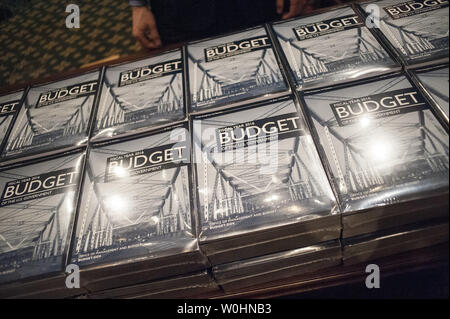 Des copies de président américain Barack Obama, le budget de l'exercice 2016 sont à boîte ouverte dans le Comité du budget du Sénat à la Chambre le Capitole le 2 février 2015 à Washington, D.C. les 4 billions de dollars de budget, doté d''un programme de travaux publics, une taxe sur les bénéfices conservés par les sociétés d'outre-mer, des crédits d'impôt pour la classe moyenne et une augmentation de salaire de 1,3 pour cent pour les employés du gouvernement fédéral et l'armée. Photo par Pete Marovich/UPI Banque D'Images