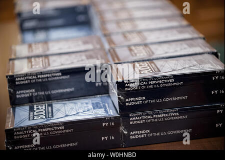 Des copies de président américain Barack Obama, le budget de l'exercice 2016 sont à boîte ouverte dans le Comité du budget du Sénat à la Chambre le Capitole le 2 février 2015 à Washington, D.C. les 4 billions de dollars de budget, doté d''un programme de travaux publics, une taxe sur les bénéfices conservés par les sociétés d'outre-mer, des crédits d'impôt pour la classe moyenne et une augmentation de salaire de 1,3 pour cent pour les employés du gouvernement fédéral et l'armée. Photo par Pete Marovich/UPI Banque D'Images