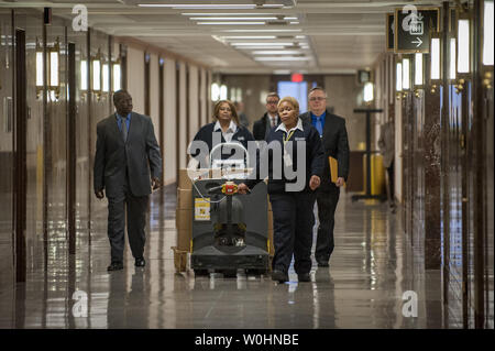Des copies de président américain Barack Obama, le budget de l'exercice 2016, sont mis dans un couloir à la salle du Comité du budget du Sénat au Capitole le 2 février 2015 à Washington, D.C. les 4 billions de dollars de budget, doté d''un programme de travaux publics, une taxe sur les bénéfices conservés par les sociétés d'outre-mer, des crédits d'impôt pour la classe moyenne et une augmentation de salaire de 1,3 pour cent pour les employés du gouvernement fédéral et l'armée. Photo par Pete Marovich/UPI Banque D'Images
