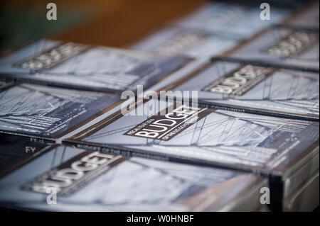 Des copies de président américain Barack Obama, le budget de l'exercice 2016 sont à boîte ouverte dans le Comité du budget du Sénat à la Chambre le Capitole le 2 février 2015 à Washington, D.C. les 4 billions de dollars de budget, doté d''un programme de travaux publics, une taxe sur les bénéfices conservés par les sociétés d'outre-mer, des crédits d'impôt pour la classe moyenne et une augmentation de salaire de 1,3 pour cent pour les employés du gouvernement fédéral et l'armée. Photo par Pete Marovich/UPI Banque D'Images