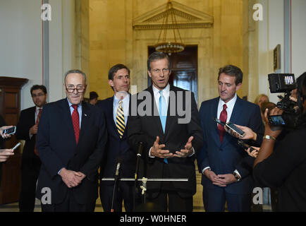 Le sénateur John Thune (deuxième à droite) (R-SD) parle en même temps que le sénateur Charles Schumer (gauche-droite) (D-NY), le sénateur Martin Heinrich (D-NM) et le sénateur Jeff Flake (R-AZ) après la bipartisan déjeuner dans la salle du caucus Kennedy dans le Russell Sénat immeuble de bureaux à Washington DC, le 4 février 2015. Photo par Molly Riley/UPI Banque D'Images