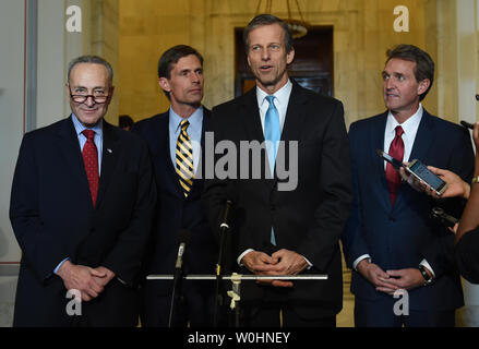 Le sénateur John Thune (deuxième à droite) (R-SD) parle en même temps que le sénateur Charles Schumer (gauche-droite) (D-NY), le sénateur Martin Heinrich (D-NM) et le sénateur Jeff Flake (R-AZ) après la bipartisan déjeuner dans la salle du caucus Kennedy dans le Russell Sénat immeuble de bureaux à Washington DC, le 4 février 2015. Photo par Molly Riley/UPI Banque D'Images