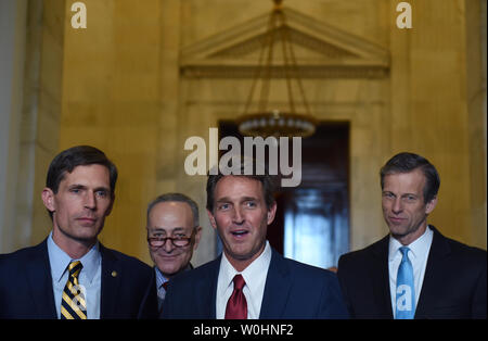 Le sénateur Jeff Flake (R-AZ) (deuxième à droite) parle avec le sénateur Charles Schumer (2e à gauche) (D-NY), le sénateur John Thune (Droite) (R-SD) et le sénateur Martin Heinrich (gauche) (D-NM) à la suite de la bipartisan déjeuner dans la salle du caucus Kennedy dans le Russell Sénat immeuble de bureaux à Washington DC, le 4 février 2015. Photo par Molly Riley/UPI Banque D'Images