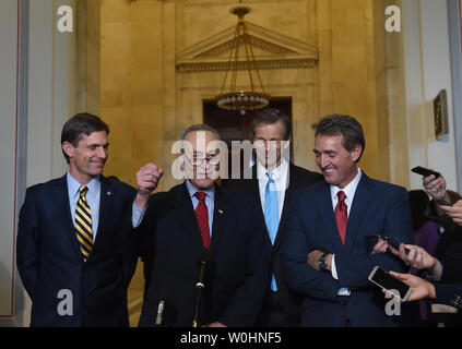 Le sénateur Charles Schumer (2e à gauche) (D-NY) parle le long du sénateur John Thune (deuxième à droite) (R-SD), le sénateur Martin Heinrich (gauche) (D-NM) et le sénateur Jeff Flake (R-AZ) après la bipartisan déjeuner dans la salle du caucus Kennedy dans le Russell Sénat immeuble de bureaux à Washington DC, le 4 février 2015. Photo par Molly Riley/UPI Banque D'Images