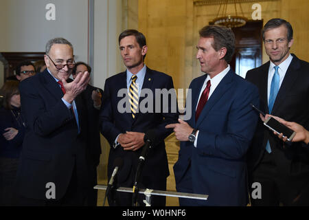 De gauche, le sénateur Charles Schumer (D-NY), le sénateur Martin Heinrich (D-NM), le sénateur Jeff Flake (R-AZ) et le sénateur John Thune (R-SD) adresse aux médias à la suite du déjeuner bipartite dans la salle du caucus Kennedy dans le Russell Sénat immeuble de bureaux à Washington DC, le 4 février 2015. Photo par Molly Riley/UPI Banque D'Images