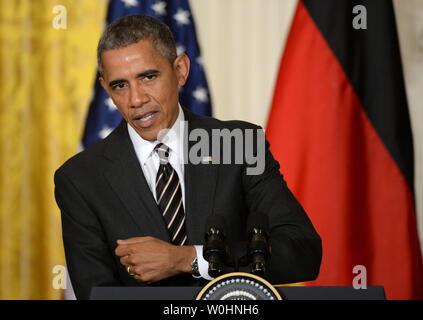 Flanqué de drapeaux américains et de l'Allemagne, le président américain Barack Obama fait un point lors d'une conférence de presse commune avec la Chancelière allemande Angela Merkel, à l'Est Chambre à la Maison Blanche à Washington, le 9 février 2015. Merkel et Obama ont discuté de la situation de l'Ukraine, l'Iraq pourparlers nucléaires et d'autres problèmes du monde. Photo de Pat Benic/UPI Banque D'Images