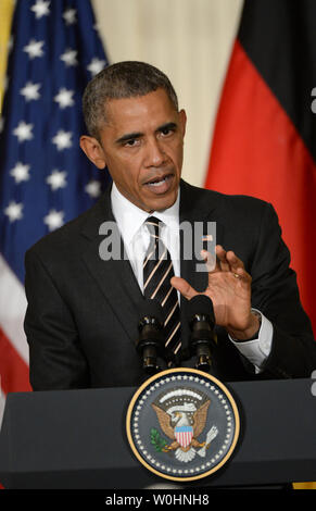 Flanqué de drapeaux américains et de l'Allemagne, le président américain Barack Obama fait un point lors d'une conférence de presse commune avec la Chancelière allemande Angela Merkel, à l'Est Chambre à la Maison Blanche à Washington, le 9 février 2015. Merkel et Obama ont discuté de la situation de l'Ukraine, l'Iraq pourparlers nucléaires et d'autres problèmes du monde. Photo de Pat Benic/UPI Banque D'Images