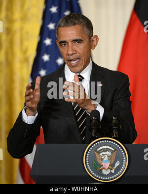 Flanqué de drapeaux américains et de l'Allemagne, le président américain Barack Obama fait un point lors d'une conférence de presse commune avec la Chancelière allemande Angela Merkel, à l'Est Chambre à la Maison Blanche à Washington, le 9 février 2015. Merkel et Obama ont discuté de la situation de l'Ukraine, l'Iraq pourparlers nucléaires et d'autres problèmes du monde. Photo de Pat Benic/UPI Banque D'Images