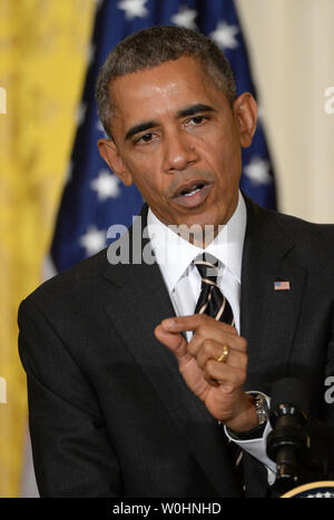 Flanqué de drapeaux américains et de l'Allemagne, le président américain Barack Obama fait un point lors d'une conférence de presse commune avec la Chancelière allemande Angela Merkel, à l'Est Chambre à la Maison Blanche à Washington, le 9 février 2015. Merkel et Obama ont discuté de la situation de l'Ukraine, l'Iraq pourparlers nucléaires et d'autres problèmes du monde. Photo de Pat Benic/UPI Banque D'Images