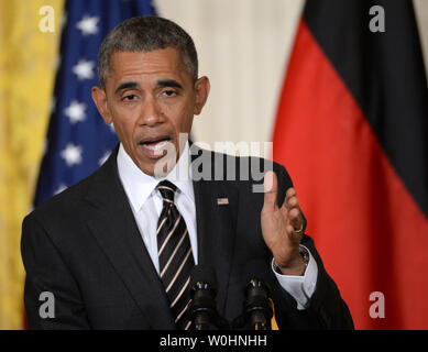 Flanqué de drapeaux américains et de l'Allemagne, le président américain Barack Obama fait un point lors d'une conférence de presse commune avec la Chancelière allemande Angela Merkel, à l'Est Chambre à la Maison Blanche à Washington, le 9 février 2015. Merkel et Obama ont discuté de la situation de l'Ukraine, l'Iraq pourparlers nucléaires et d'autres problèmes du monde. Photo de Pat Benic/UPI Banque D'Images