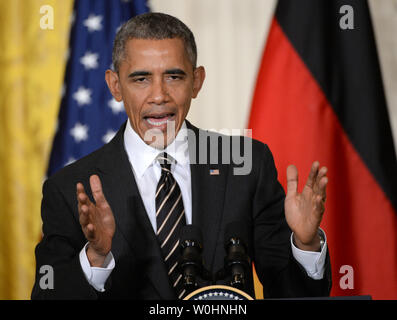 Flanqué de drapeaux américains et de l'Allemagne, le président américain Barack Obama fait un point lors d'une conférence de presse commune avec la Chancelière allemande Angela Merkel, à l'Est Chambre à la Maison Blanche à Washington, le 9 février 2015. Merkel et Obama ont discuté de la situation de l'Ukraine, l'Iraq pourparlers nucléaires et d'autres problèmes du monde. Photo de Pat Benic/UPI Banque D'Images