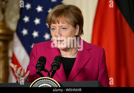 Flanqué de drapeaux américains et de l'Allemagne, la chancelière allemande Angela Merkel se rend en un point lors d'une conférence de presse commune avec le président américain Barack Obama à la East Room à la Maison Blanche, à Washington, D.C. le 9 février 2015. Merkel et Obama ont discuté de la situation de l'Ukraine, l'Iraq pourparlers nucléaires et d'autres problèmes du monde. Photo de Pat Benic/UPI Banque D'Images