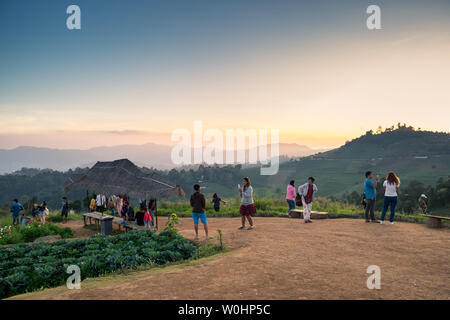 Chiang Mai, Thaïlande - 07 déc 2015 : touristes voyagent sur belle montagne en hiver à doi mon jam Banque D'Images