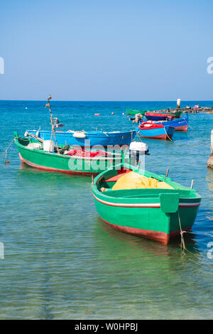 Paire de très beaux vieux rouge et vert en bois de pêche bateaux sur l'eau Banque D'Images