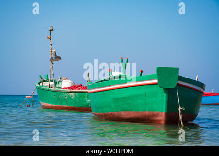 Paire de très beaux vieux rouge et vert en bois de pêche bateaux sur l'eau Banque D'Images