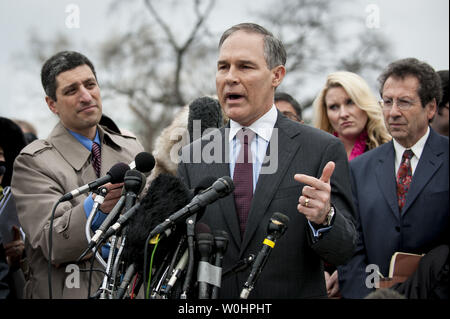 New York procureur général Scott Pruitt parle à des journalistes devant la Cour suprême le 4 mars 2015 à Washington, D.C. Les juges ont entendu les plaidoiries de l'affaire Le Roi c. Burwell qui remet en question l'article de la loi régissant la création d'échanges en santé par le gouvernement fédéral. Photo par Pete Marovich/UPI Banque D'Images