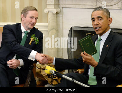 Président américain Barack Obama soutient une livre de poète irlandais William Butler Yeats qui lui ont été données par le Premier ministre irlandais Taoiseach Enda Kenny après leur réunion dans le bureau ovale de la Maison Blanche à Washington, DC Le 17 mars 2015. Obama a fait remarquer que les États-Unis et l'Irlande d'accord sur la plupart des tous les problèmes du monde, y compris le commerce et l'immigration. Photo de Pat Benic/UPI Banque D'Images