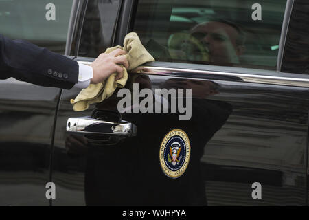 Un agent des services secrets nettoie le président Barack Obama's limousine qu'il assiste à l'aSt. Patrick's Day le déjeuner avec le Premier ministre irlandais, Enda Kenny sur le Capitole à Washington, D.C. le 17 mars 2015. Photo par Kevin Dietsch/UPI Banque D'Images