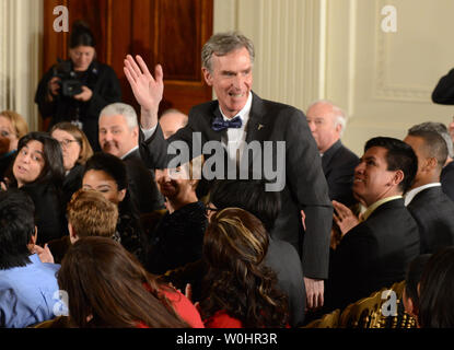 Bill Nye scientifique comme les vagues il est présenté par le président américain Barack Obama (non illustré), il parle de la Maison Blanche 2015 Fête de la science dans l'East Room de la Maison Blanche à Washington, DC Le 23 mars 2015. Photo de Pat Benic/UPI Banque D'Images