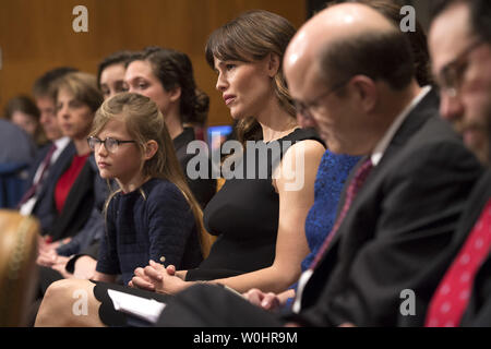La femme de Ben Affleck Jennifer Garner et sa fille Violet, écoutez comme il témoigne lors d'une audience du sous-comité du Comité des crédits du Sénat sur les activités à l'étranger et l'aide américaine aux pays en développement, sur la colline du Capitole à Washington, D.C. le 26 mars 2015. Photo par Kevin Dietsch/UPI. Banque D'Images