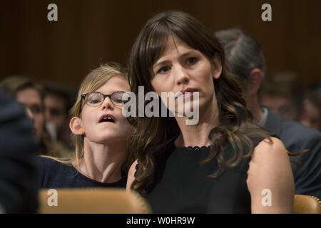 La femme de Ben Affleck Jennifer Garner et sa fille Violet, écoutez comme il témoigne lors d'une audience du sous-comité du Comité des crédits du Sénat sur les activités à l'étranger et l'aide américaine aux pays en développement, sur la colline du Capitole à Washington, D.C. le 26 mars 2015. Photo par Kevin Dietsch/UPI. Banque D'Images