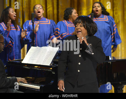 Le Pasteur Shirley Caesar chante avec la Morgan State University Choir pendant une soirée de la musique gospel dans l'East Room de la Maison Blanche, le 14 avril 2015, à Washington, DC. L'entertainment, présentant de la musique et des artistes contemporains fait partie d'un 'en performance à la maison blanche". Photo de Mike Theiler/UPI Banque D'Images