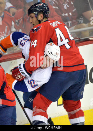 Le défenseur Brooks Orpik Capitals de Washington (44) organise une nouvelle York insulaire center Casey Cizikas (53) au cours de la deuxième période de jeu 1 de la finale de conférence de l'Est au Verizon Center à Washington, D.C. le 15 avril 2015. Photo par Kevin Dietsch/UPI Banque D'Images