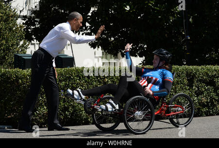 Le président américain Barack Obama salue les anciens combattants participant à la Wounded Warrior Project Soldat Ride course autour de la pelouse Sud entrée à la Maison Blanche pour célébrer le huitième soldat annuel Ride le 16 avril 2015 à Washington, DC. La Wounded Warrior Project offre des programmes et services pour les anciens combattants militaires américains pour les blessés dans les conflits qui ont eu lieu après les attentats du 11 septembre. Photo de Pat Benic/UPI Banque D'Images