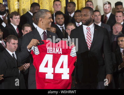 Le président Barack Obama reçoit un chandail de l'équipe de l'état de l'Ohio Buckeye Le Capitaine Curtis Grant comme Obama honore les éliminatoires de football 2015 Champions nationaux Université de l'Ohio State Buckeyes dans l'East Room à la Maison Blanche, à Washington, D.C. le 20 avril 2015. Photo par Kevin Dietsch/UPI Banque D'Images