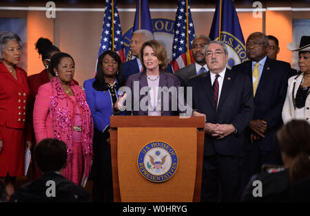 Chef de la minorité de la Chambre Nancy Pelosi (D-CA), accompagné par des membres du Congressional Black Caucus, sur la nécessité de voter sur la nomination de Loretta Lynch pour être le prochain Procureur Général, sur la colline du Capitole, à Washington, D.C. le 22 avril 2015. Photo par Kevin Dietsch/UPI Banque D'Images