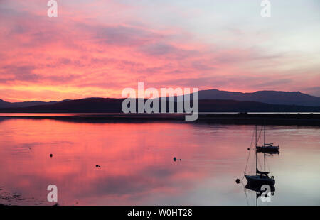 Coucher de soleil sur la baie d'Ardmucknish à Connel avec yachts au mouillage Banque D'Images