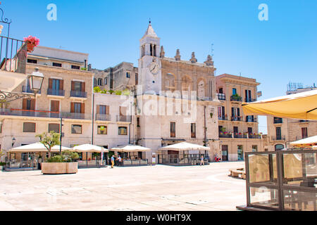 Belle vue sur la Piazza Mercantile, Bari, Pouilles, Italie, en une journée d'été en vacances Banque D'Images