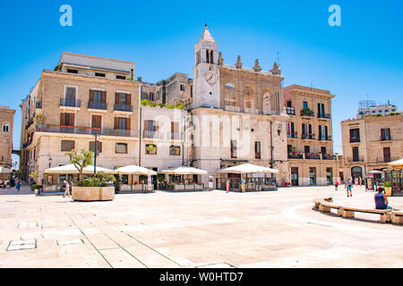 Belle vue sur la Piazza Mercantile, Bari, Pouilles, Italie, en une journée d'été en vacances Banque D'Images