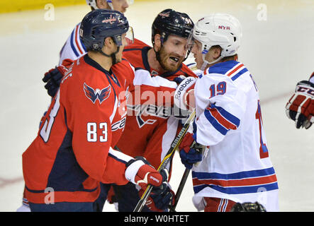 Le défenseur Brooks Orpik Capitals de Washington (44) et les Rangers de New York de l'aile droite rapide Jesper (19) pousser les uns les autres comme les Capitals de Washington center Jay Beagle (83) stand by dans la première période de la troisième partie de la 2e ronde d'éliminatoires de la Coupe Stanley au Verizon Center à Washington, D.C. le 4 mai 2015. Photo par Kevin Dietsch/UPI Banque D'Images