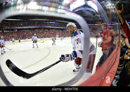 Rangers de New York center Dominic Moore (28) et les Capitals de Washington le défenseur Tim Gleason (6) lutte pour la rondelle dans la troisième période de la troisième partie de la 2e ronde d'éliminatoires de la Coupe Stanley au Verizon Center à Washington, D.C. le 4 mai 2015. Les Capitales défait les Rangers 1-0. Photo par Kevin Dietsch/UPI Banque D'Images