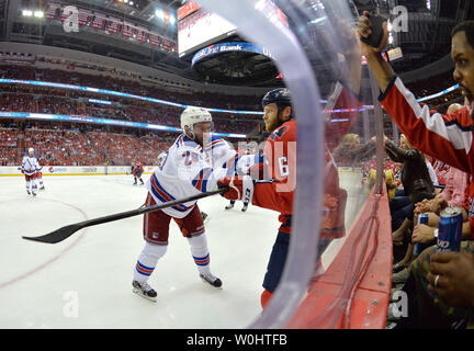 Rangers de New York center Dominic Moore (28) et les Capitals de Washington le défenseur Tim Gleason (6) lutte pour la rondelle dans la troisième période de la troisième partie de la 2e ronde d'éliminatoires de la Coupe Stanley au Verizon Center à Washington, D.C. le 4 mai 2015. Les Capitales défait les Rangers 1-0. Photo par Kevin Dietsch/UPI Banque D'Images