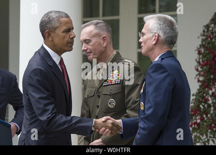 Le président américain Barack Obama serre la main d'Air Force Général Paul Selva, son candidat pour être le prochain vice-présidents de l'état-major des marines comme le général Joseph Dunford Jr, commandant du Corps des Marines des États-Unis, et Obama's pick pour être le prochain président, lors d'une cérémonie à la Maison Blanche à Washington, le 5 mai 2015. S'il est confirmé, Dunford remplacera le Général Martin Dempsey, de l'armée qui ont servi quatre années de présidence. Photo par Kevin Dietsch/UPI Banque D'Images