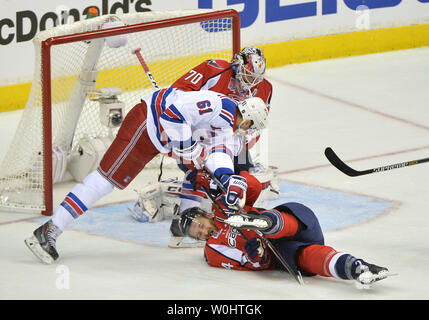 Rangers de New York de l'aile gauche Rick Nash (61 hits) le défenseur Brooks Orpik Capitals de Washington (44) dans la glace dans la première période de la quatrième partie de la 2e ronde d'éliminatoires de la Coupe Stanley au Verizon Center à Washington, D.C. le 6 mai 2015. Photo par Kevin Dietsch/UPI Banque D'Images