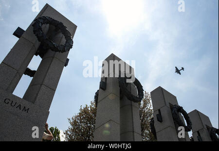 Une deuxième guerre mondiale bomber survole le Monument commémoratif de la Seconde Guerre mondiale dans le cadre de l'Arsenal de la démocratie : World War II Victory Capitol Flyover en l'honneur du 70e anniversaire de la Victoire en Europe, à Washington, D.C. le 8 mai 2015. Quinze des vagues de la Seconde Guerre mondiale avions ont volé sur le National Mall représentant des batailles importantes dans la célébration du 70ème anniversaire de la victoire des Alliés sur les Nazis. Photo par Kevin Dietsch/UPI Banque D'Images