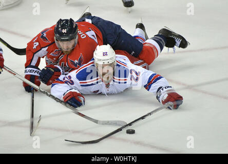 Le défenseur Brooks Orpik Capitals de Washington (44) et les Rangers de New York le défenseur Dan Boyle (22) lutte pour la rondelle dans la deuxième période du sixième match de la 2e ronde d'éliminatoires de la Coupe Stanley au Verizon Center à Washington, D.C. le 10 mai 2015. Photo par Kevin Dietsch/UPI Banque D'Images