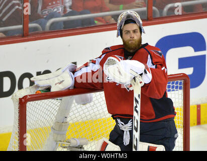 Gardien Braden Holtby Les Capitals de Washington (70) réagit après des Rangers de New York le défenseur Dan Boyle a marqué sur lui dans la troisième période du cinquième jeu en 2e ronde d'éliminatoires de la Coupe Stanley au Verizon Center à Washington, D.C. le 10 mai 2015. Photo par Kevin Dietsch/UPI Banque D'Images