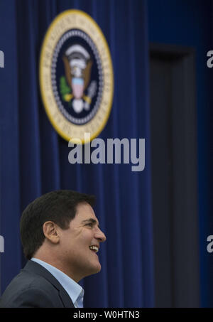 Aquarium des requins TV show host Dallas Mavericks propriétaire Mark Cuban écoute l'allocution du Président Barack Obama à reconnaître les nouveaux entrepreneurs à l'échelle mondiale, dans le Eisenhower Executive Office Building à la Maison Blanche, à Washington, D.C. le 11 mai 2015. Photo par Kevin Dietsch/UPI Banque D'Images