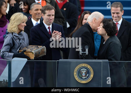 Beau Biden salue comme son père le Vice-président Joe Biden étreintes de la Cour suprême, Sonia Sotomayor après avoir prêté serment en public lors de la cérémonie d'inauguration à l'Capitole à Washington, D.C. le 21 janvier 2013. Beau Biden est décédé d'un cancer du cerveau le 30 mai 2015, moins de deux ans après avoir été diagnostiquée. Jill Biden et le président Barack Obama est à gauche. Photo de Pat Benic /UPI Banque D'Images