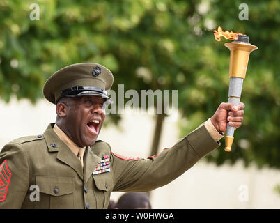 Le Sergent Major Ronald Green, USMC, détient le flambeau au cours de la cérémonie d'ouverture du ministère de la Défense 2015 Warrior Jeux à l'United States Marine Corps Base à Quantico, en Virginie, le 19 juin 2015. Photo par Molly Riley/UPI Banque D'Images