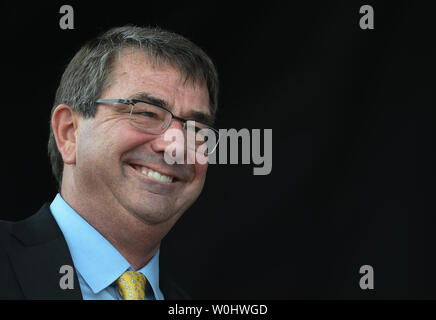 Le Secrétaire à la défense, Ash Carter prend la parole lors de la cérémonie d'ouverture du ministère de la Défense 2015 Warrior Jeux à l'United States Marine Corps Base à Quantico, en Virginie, le 19 juin 2015. Photo par Molly Riley/UPI Banque D'Images