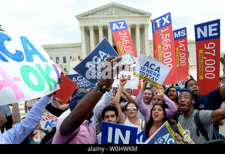 Les partisans de la Loi sur les soins abordables, connu sous le nom, l'Obamacare jubilent alors qu'ils célèbrent un 6-3 de la Cour suprême confirmant toutes les dispositions de la loi sur les soins de santé, en face de la Cour suprême à Washington, DC Le 25 juin 2015. Photo de Pat Benic/UPI Banque D'Images