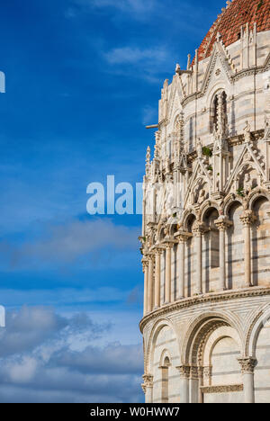 Baptistère de Pise façade gothique et les nuages (avec copie espace) Banque D'Images