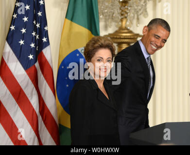 La présidente du Brésil, Dilma Rousseff sourire alors qu'elle part avec le président des États-Unis, Barack Obama, après une conférence de presse conjointe à l'East Room de la Maison Blanche à Washington, D.C. le 30 juin 2015. Les deux dirigeants ont affirmé que les États-Unis et le Brésil sont des partenaires naturels sur les questions critiques. Photo de Pat Benic/UPI Banque D'Images